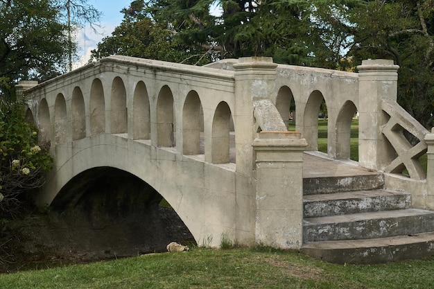 Puente de piedra sobre un prado de hierba