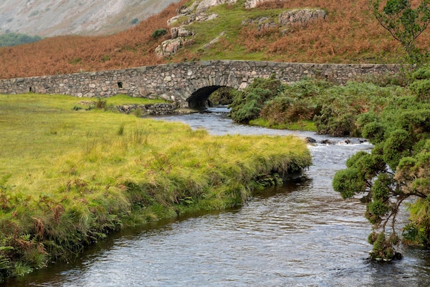 Puente de piedra sobre el río por Wastewater