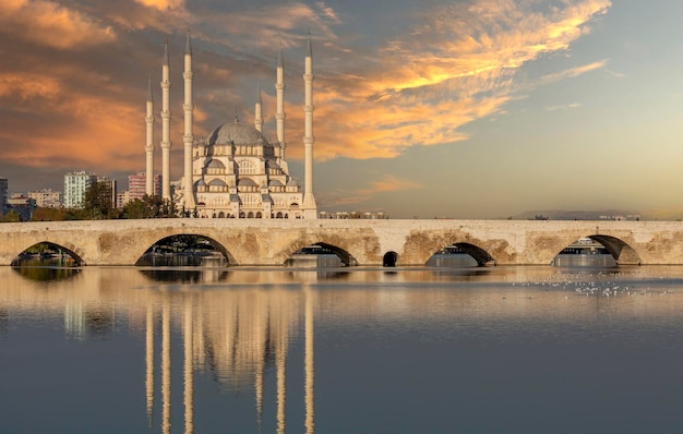 Foto puente de piedra takpr en turco y la mezquita principal de adana turquía