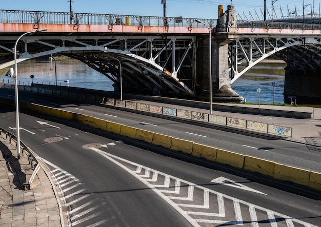 Puente Poniatowski en la ciudad El camino pasa por debajo del arco del puente