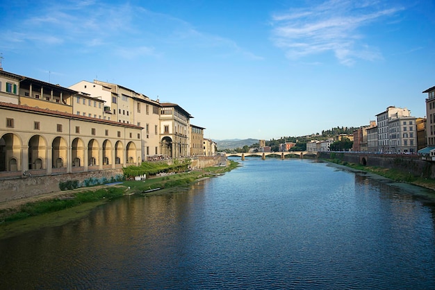 Puente Ponte alle Grazie en Florencia en Italia en verano