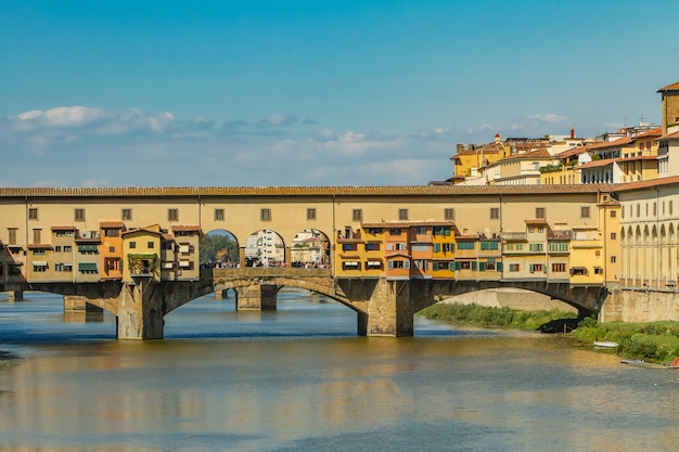 Puente Ponte Vecchio en Florencia, Italia