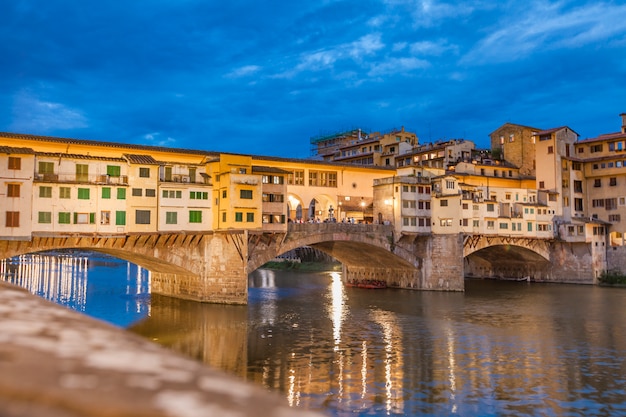 Puente Ponte Vecchio por la noche.