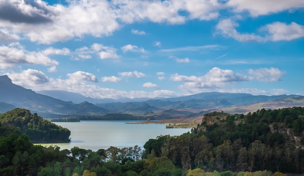 Puente, Presa y Embalse del Conde De Guadalhorce, Andalucía, España.