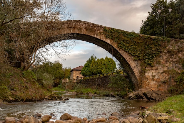 Foto el puente principal de liergenes en cantabria.