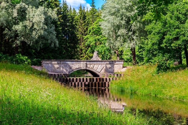 Puente Pudostsky con una cascada en el parque Catherine en Tsarskoye Selo en Pushkin Rusia