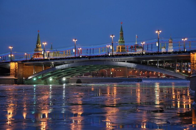 Foto un puente con un puente que dice el nombre de la ciudad