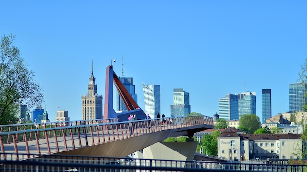 un puente con un puente que dice x en él