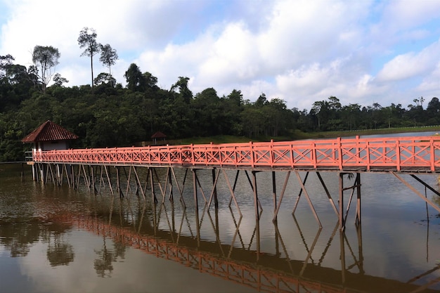 Foto un puente con un puente rojo en el medio