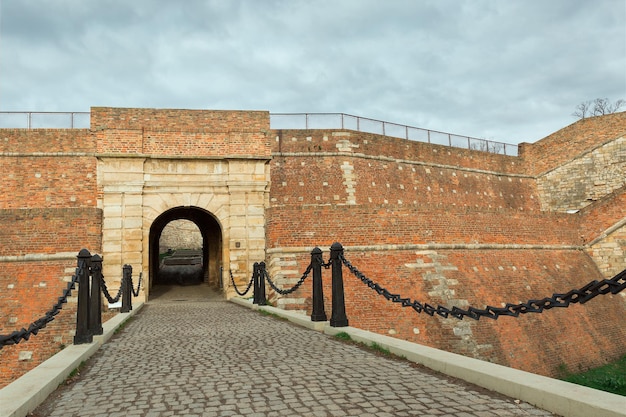 Puente y puerta en la fortaleza de Kalemegdan, Belgrado, Serbia