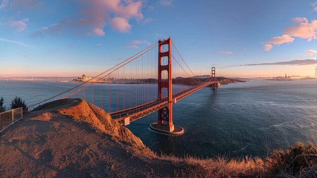 El puente de la Puerta de Oro Cielo azul y horas doradas