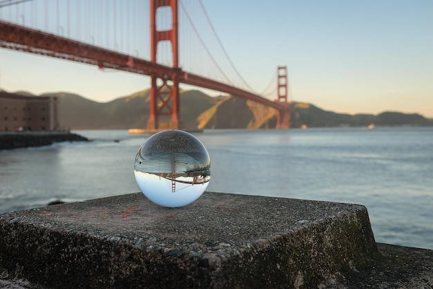 Foto puente de la puerta de oro sobre el río contra el cielo