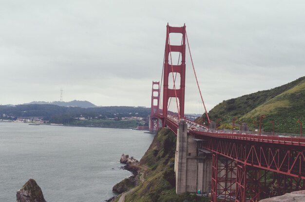 Puente de la Puerta de Oro sobre el río contra el cielo