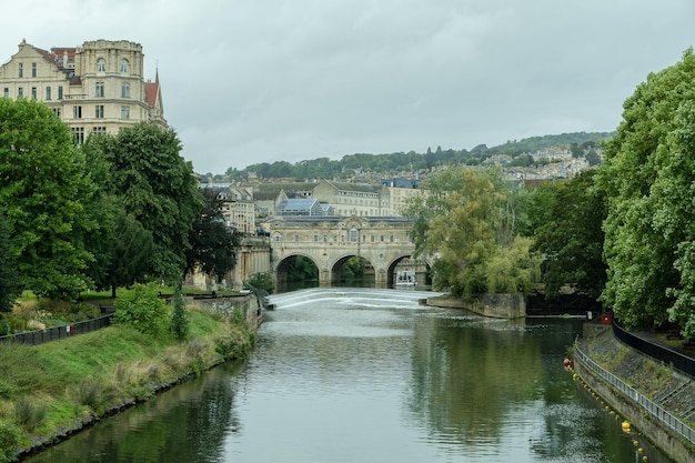 El puente Pulteney en estilo palladiano cruza el río Avon en Bath