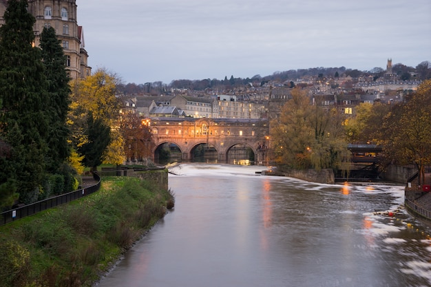 Puente Pulteney, río Avon en la ciudad de Bath Spa, Inglaterra