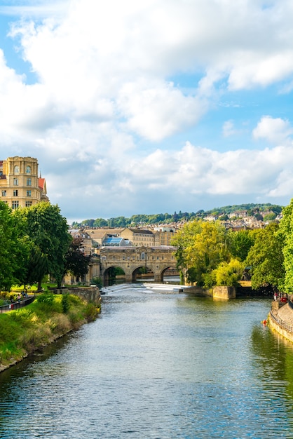 Foto puente pulteney sobre el río avon en bath