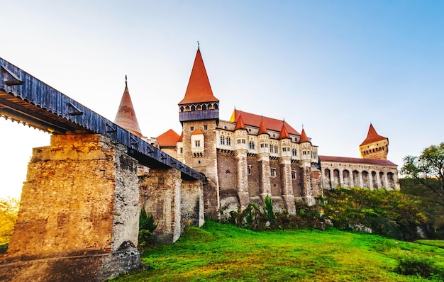 Foto puente que conduce al castillo de corvin