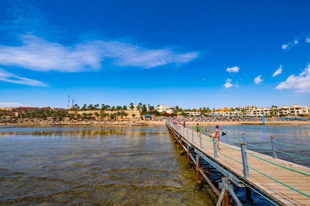 Puente que conduce al puerto de madera en el mar