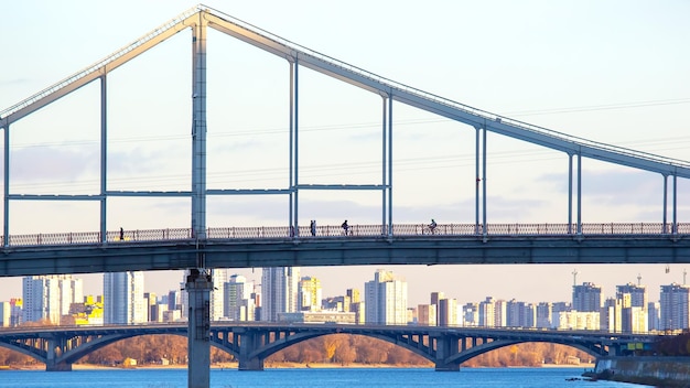 Puente que cruza un río grande en una ciudad industrial moderna