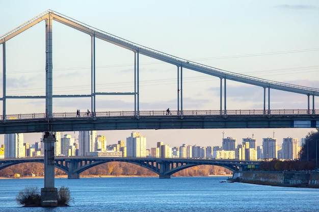 Puente que cruza un río grande en una ciudad industrial moderna