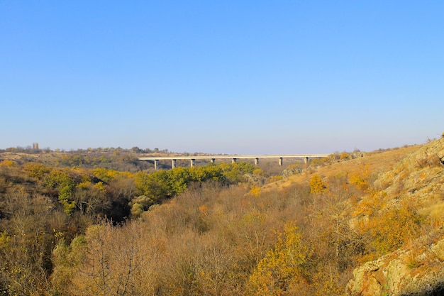 Puente que cruza el río Southern Bug en Ucrania en otoño