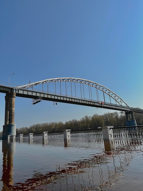 puente que cruza el Sozh en Gomel