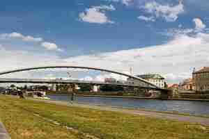 Foto puente que cruza el vístula en cracovia, una ciudad europea