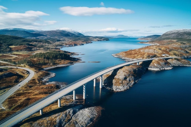 un puente que está sobre un lago y una montaña