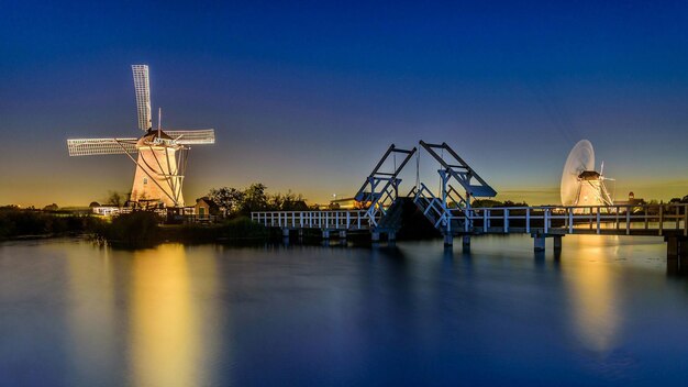 Foto un puente que está en el fondo con un puente en el fondo