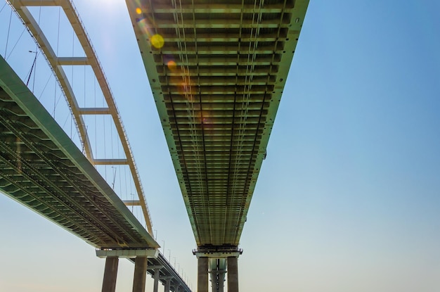 Foto un puente que tiene la palabra bahía en él