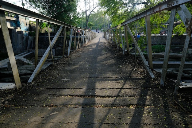 Un puente que tiene la palabra puente en él