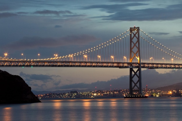 Foto un puente que tiene un puente que dice el nombre de la bahía