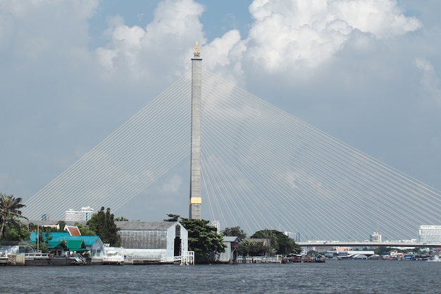 Puente de Rama 8 con Chao Phraya River, metro de Bangkok de Tailandia.