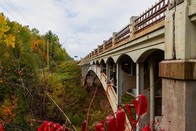 Puente de la rama media del río Ontonagon rodeado de plantas en otoño en Michigan, EE.UU.