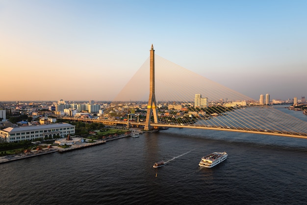 El puente Rama VIII es un puente atirantado que cruza el río Chao Phraya en Bangkok, Tailandia