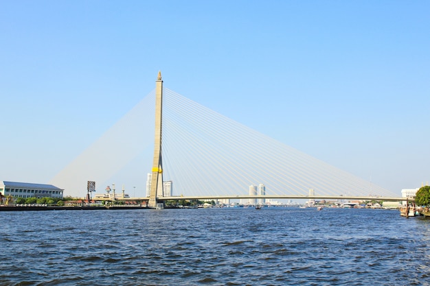 El puente de Rama VIII sobre el río Chao Praya en Bangkok, Tailandia