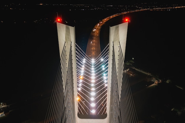 Puente Redzin en Wroclaw al anochecer, bellamente iluminado por lámparas blancas, postes de postes