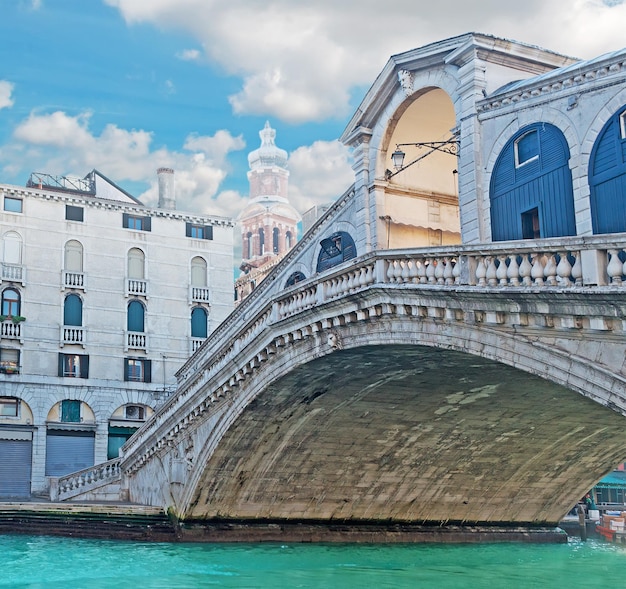 Puente de Rialto en un día nublado