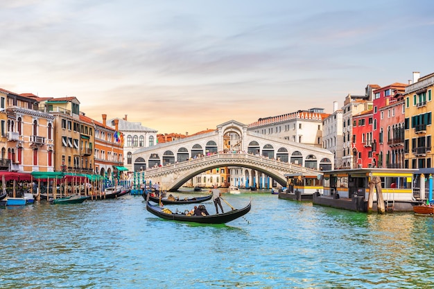 Puente de Rialto y gondoleros, un popular punto de referencia de Venecia, Italia.