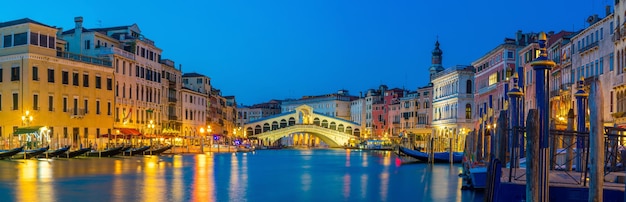 Puente de Rialto en Venecia, Italia en penumbra