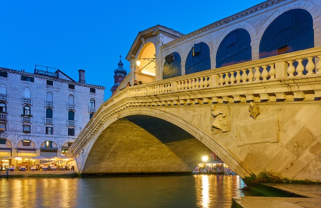 El Puente de Rialto en Venecia por la noche