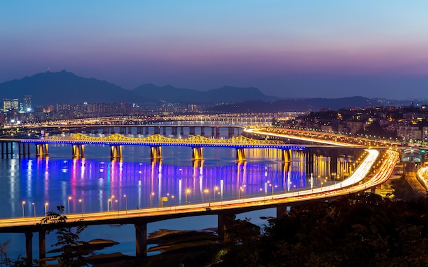 Puente y río Han en Seúl