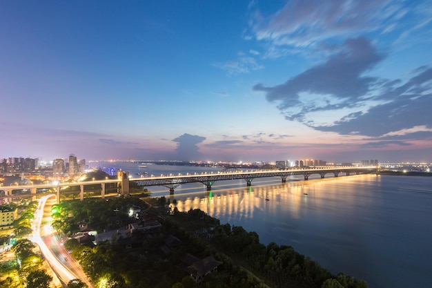 Puente del río yangtze de jiujiang en la noche puente combinado de carretera y ferrocarril provincia de jiangxi china