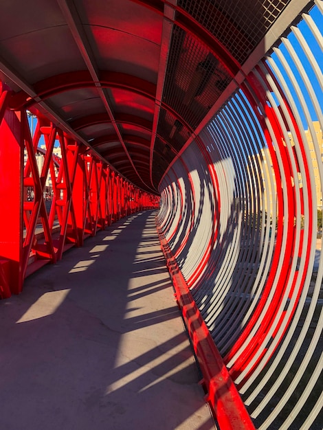 Puente rojo moderno en la ciudad de Alicante Costa Blanca España Europa
