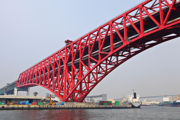 Puente rojo en osaka