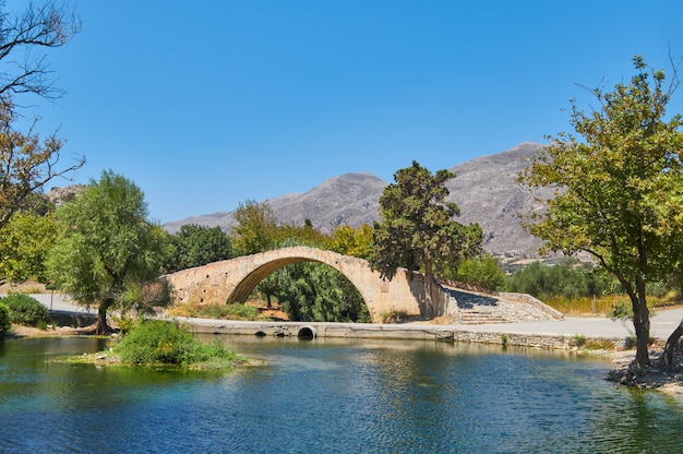 Puente romano detrás de una laguna