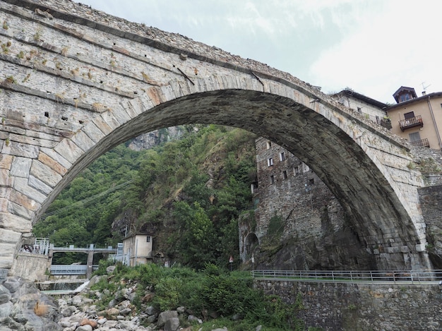 Foto puente romano en pont saint martin