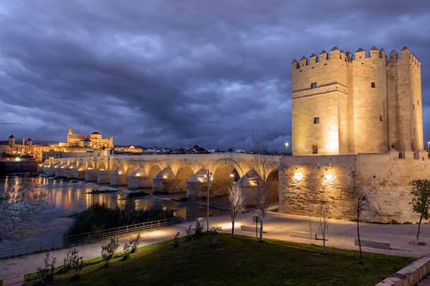 Puente romano del siglo I sobre el Guadalquivir a su paso por Córdoba, España.