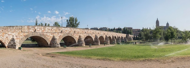 Puente romano sobre el río Tormes y al fondo la catedral de Salamanca España