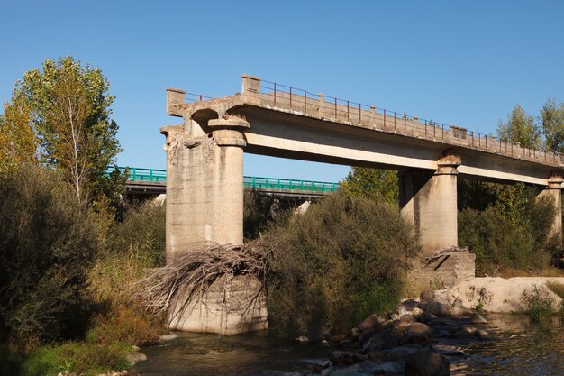 Foto puente roto sobre un río